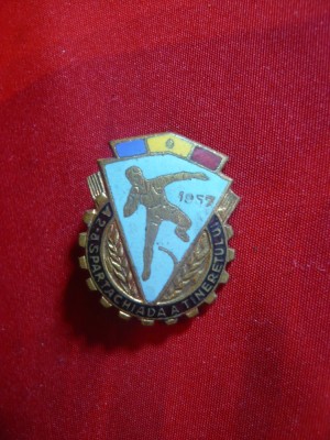 Insigna a IIa Spartakiada a Tineretului 1957 ,metal si email , L=2,1 cm foto