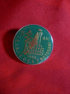 Insigna 75 Ani -Distributie Energie Electrica IEIRIEDEET Botosani 1988 ,d=3cm foto