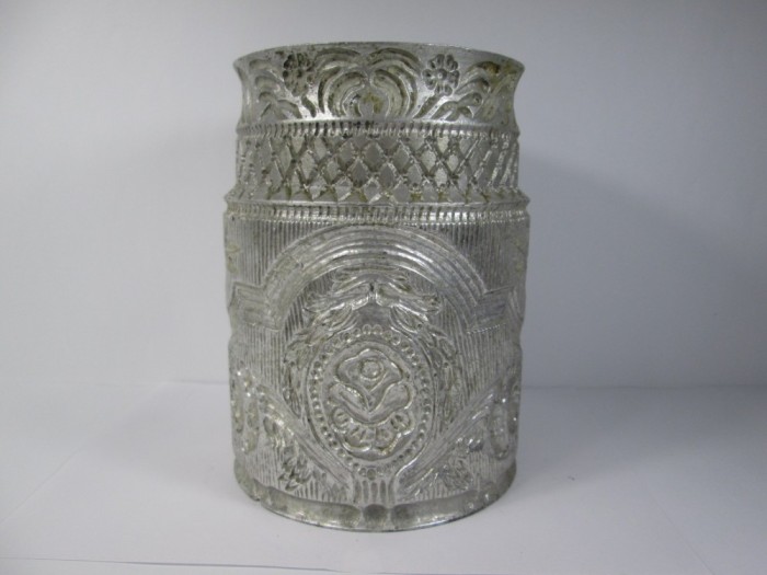 c Rola veche de aluminiu veche, ornamentata