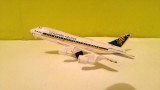 Macheta metal jucarie avion Singapore airlines Boeing 747 F801 scara 1;400 10cm