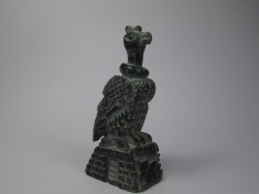 c Vultur sculptat manual in piatra, statueta foto