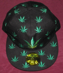 Sapca gen fullcap neagra cu frunze de cannabis foto