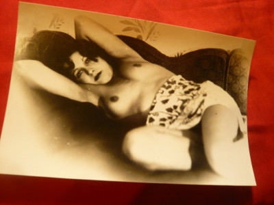 Fotografie interbelica - Nud pe canapea , dim.= 14,5x9,5 cm foto