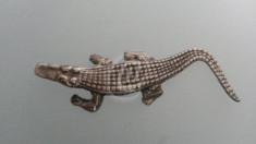 Statueta metal crocodil decorativa foto