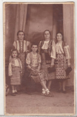 bnk foto Femei si copil in costume populare - foto E Popp Ploiesti 1943 foto