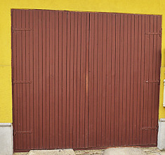 Poarta de garaj din lemn de brad. foto