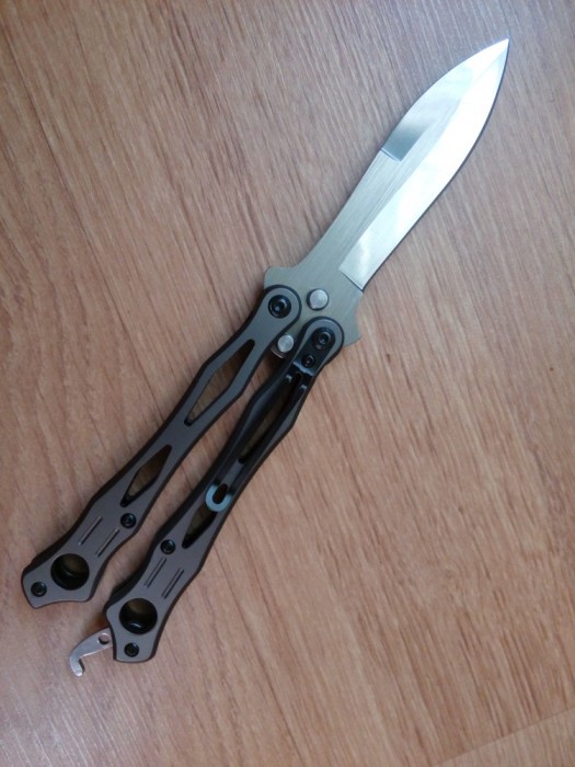 BRICEAG BENCHMADE BUTEFLY KNIFE - MODEL 341 - COPIE MADE IN CHINA foto mare BRICEAG BENCHMADE BUTEFLY KNIFE - MODEL 341 - COPIE MADE IN CHINA foto mare