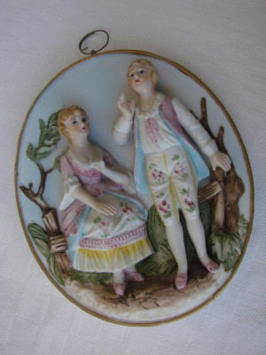Frumoasa placheta din portelan german decorata cu doua figurine foto