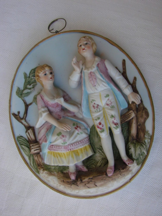 Frumoasa placheta din portelan german decorata cu doua figurine
