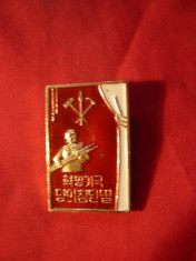 Insigna Militara Coreea , metal si email , dim.= 2,1 x 3,2 cm foto