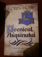 ROBIN HOBB UCENICUL ASASINULUI foto