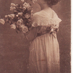 Doamna cu flori- tema femei