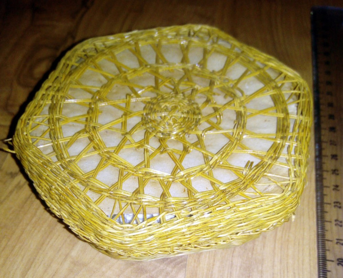 LOT 12 SUPORT PAHARE TIP MACRAME/MILEU IN CUTIE IMPLETITA/SE POT COASE INTRE ELE