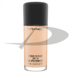 MAC Studio Fix Fluid SPF15 NC20 foto