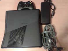 consola xbox 360 slim ,4 gb ,ca noua,1 maneta foto