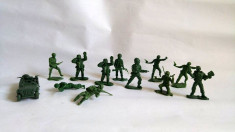 lot 11 soldati plastic verde si o masina, aprox 5cm vintage, colectie foto