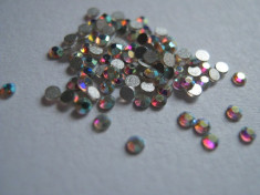 Set 100 cristale cu reflexii multicolore pt decorare unghii tip Swarovski 1,5mm foto