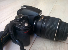 Nikon D3100 cu obiectivul de kit foto