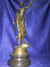 statueta bronz zeita justitiei foto