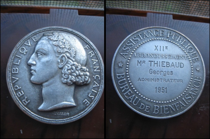 Medalie veche Asistentii Publici Franta, bronz argintat, 4cm.