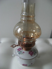 Frumoasa lampa pe gaz lampant,veche,mare,portelan cu margini aurii,de colectie. foto