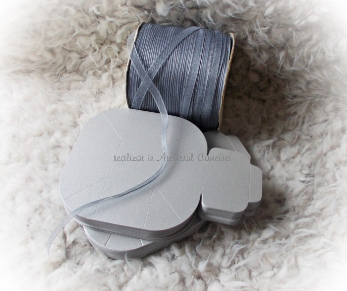 Kit 100 marturii nunta (cutie cub/ funda organza) ARGINTIU - pret redus Kit 100 marturii nunta (cutie cub/ funda organza) ARGINTIU - pret redus