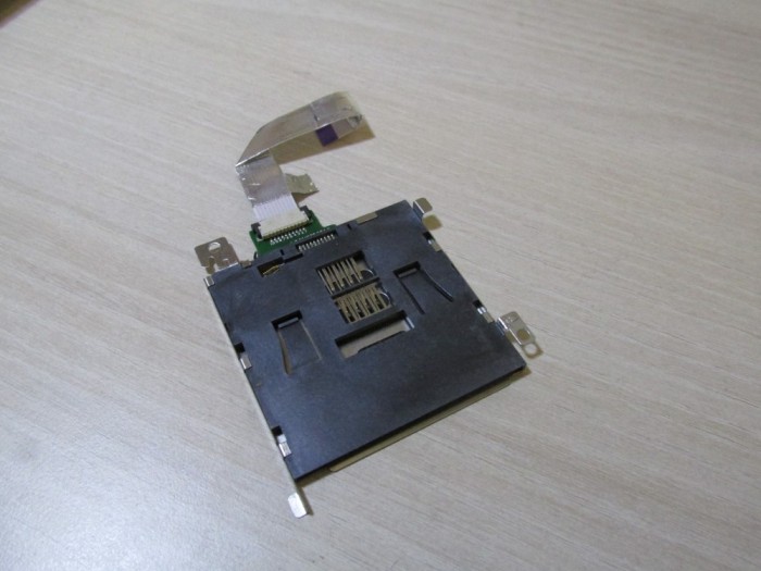 Slot card Dell Latitude E6220 Produs functional Poze reale 0322DA foto mare Slot card Dell Latitude E6220 Produs functional Poze reale 0322DA foto mare