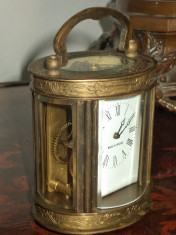 Un deosebit ceas de colectie de voiage din bronz cu un deosebit foto