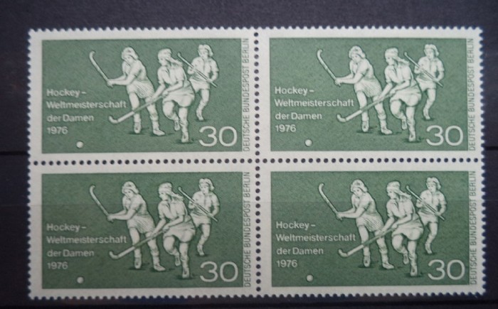 GERMANIA ( BERLIN ) 1976 &ndash; HOCHEI PE IARBA FEMININ, bloc nestampilat K114