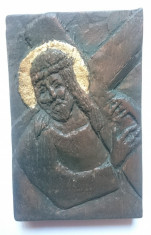 Icoana sculptata in lemn, foita aur - Isus Hristos Ducandu-si Crucea foto