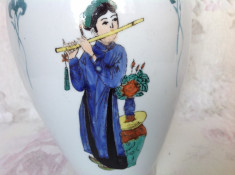 Vaza orientala , portelan si decor pictat foto