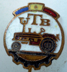 I.213 INSIGNA STICKPIN ROMANIA AUTO UTB UZINA TRACTORUL BRASOV TRACTOR V2 h19mm foto