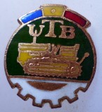 I.126 INSIGNA ROMANIA AUTO UTB UZINA TRACTORUL BRASOV TRACTOR V1 h19mm email, Romania de la 1950