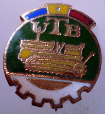 I.118 INSIGNA ROMANIA AUTO UTB UZINA TRACTORUL BRASOV TRACTOR V1 h19mm email foto