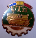 I.028 INSIGNA ROMANIA AUTO UTB UZINA TRACTORUL BRASOV TRACTOR V1 h19mm email, Romania de la 1950