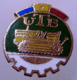 I.151 INSIGNA ROMANIA AUTO UTB UZINA TRACTORUL BRASOV TRACTOR V1 h19mm email, Romania de la 1950