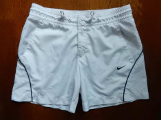 Pantaloni scurti Nike; marime XS: 68 cm talie, 34 cm lungime etc.; impecabili foto