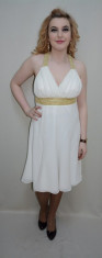 Rochie de seara, nuanta de alb, detalii aurii aplicate in talie (Culoare: ALB, Marime: 40) foto