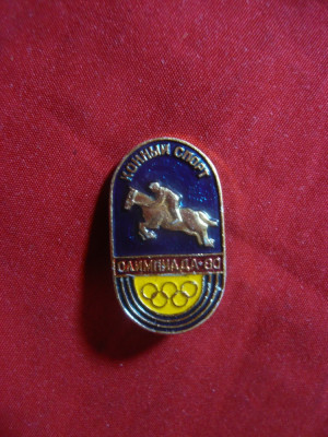 Insigna Olimpiada de la Moscova 1980 - Calarie , metal si email , h=2,7cm foto