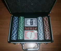 Set poker cu 200 de jetoane si carti foto