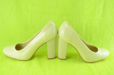 Pantof de culoare crem, din piele naturala lacuita cu toc gros (Culoare: CREM, Marime: 38) foto