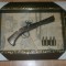 Panoplie arme clasice cu un singur pistol tablou pe fundal cu harta si gloante