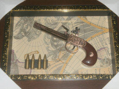 Panoplie arme clasice cu un singur pistol tablou pe fundal cu harta si gloante foto