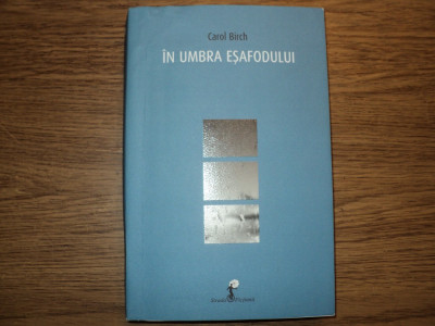 In umbra esafodului de Carol Birch foto