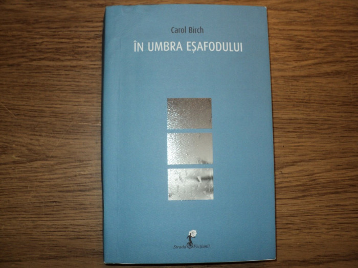 In umbra esafodului de Carol Birch