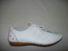 Adidas sport, din piele naturala, design creat de cusaturi, pe alb (Culoare: ALB, Marime: 40) foto