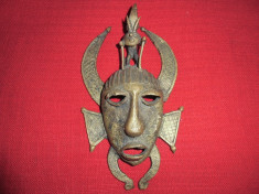Masca tribala din bronz foarte veche 22x13 cm foto
