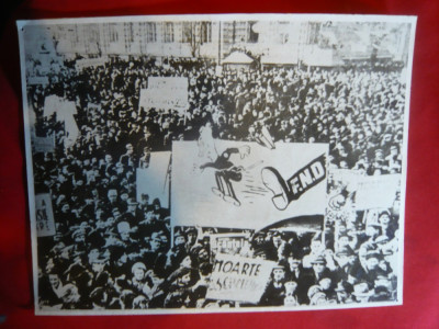 Fotografie cartonata - Manifestatie impotriva Guvernului Radescu - monarhist foto