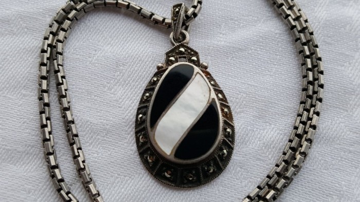 argint MEDALION ONIX si SIDEF batut in marcasite AUSTRIA manopera EXCEPTIONALA pe Lant argint