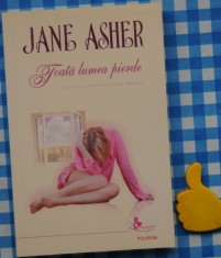 Toata lumea pierde Jane Asher foto